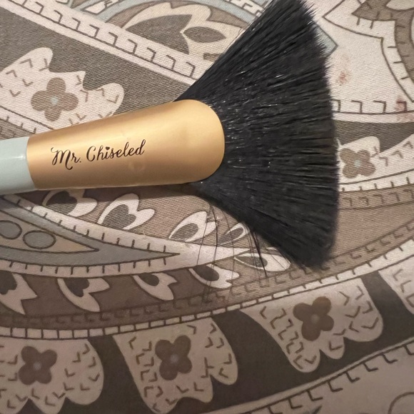 Too Faced Mr. Chiseled Contour Brush -
Limited Edition- - Picture 3 of 4